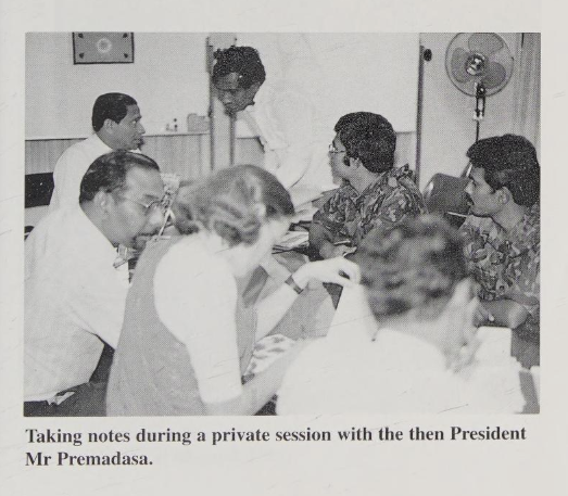Délégation des LTTE avec l’ancien président sri-lankais M. R Premadasa. De gauche à droite : L. Thilakar, moi-même, Bala, le président, Yogaratnam Yogi et Paramu Murthy.
2.8 Prise de notes lors d’une séance privée avec le président de l’époque, M. Premadasa.
![